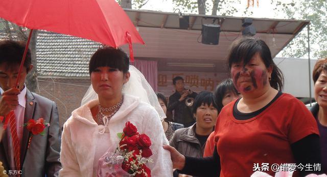 女兒結婚，卻偏偏不讓老頭子去，俺強行帶他去，瞥見台上俺才知錯