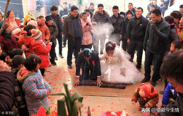 女兒結婚，卻偏偏不讓老頭子去，俺強行帶他去，瞥見台上俺才知錯