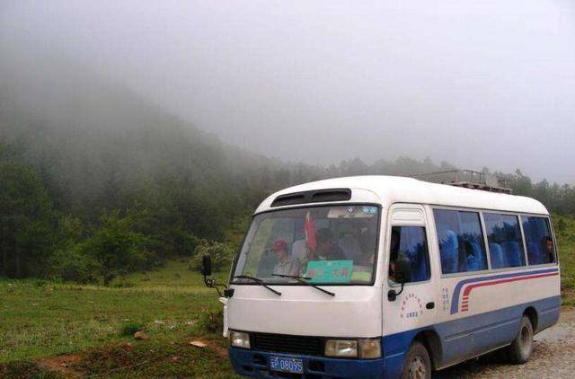 女子在大巴車上內急，半夜讓司機高速上停車，卻救了一車人命