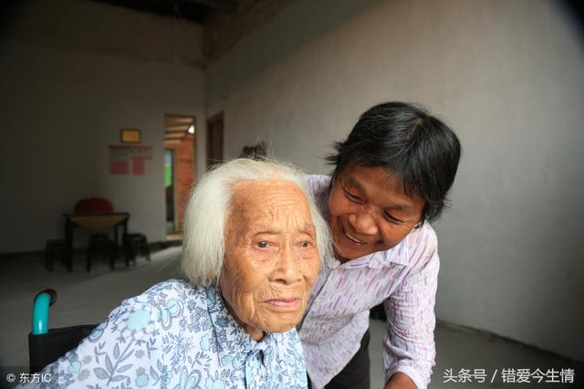 母親去世老婆卻報旅遊團，我怒提離婚，看到女兒，恨不得母親亂葬