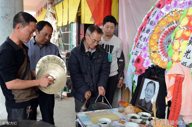 母親去世老婆卻報旅遊團，我怒提離婚，看到女兒，恨不得母親亂葬