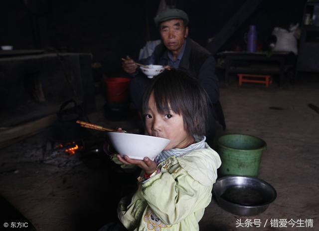 母親去世老婆卻報旅遊團，我怒提離婚，看到女兒，恨不得母親亂葬