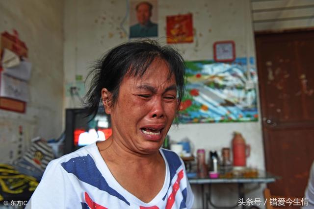 大伯哥借錢不還，婆婆卻說自家人不用還，爸說句話，婆婆認慫了