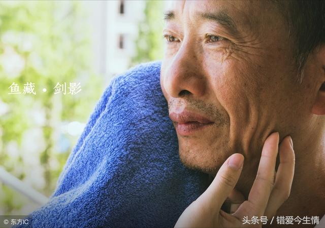 大伯哥借錢不還，婆婆卻說自家人不用還，爸說句話，婆婆認慫了