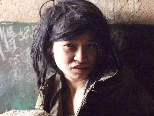 女大學生被人販子賣到山區，伺候兩兄弟十多年，被救出人都麻木了