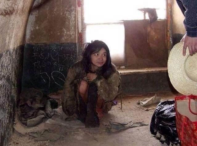 女大學生被人販子賣到山區，伺候兩兄弟十多年，被救出人都麻木了
