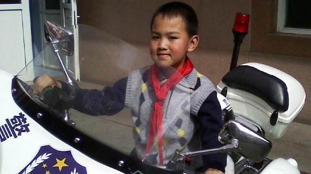 腦癱兒目睹一件兇案，兇手見他痴傻沒理會他，但2年後他康復了