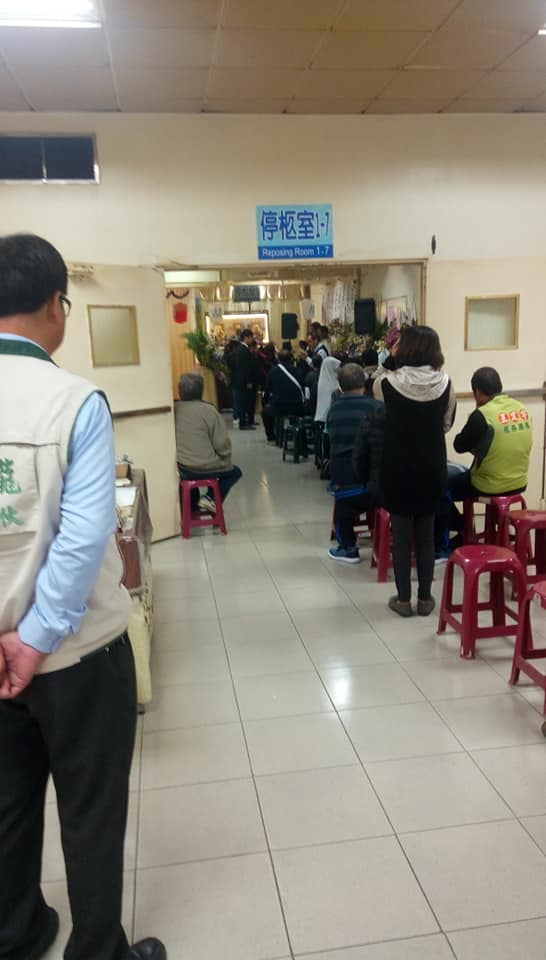 白髮人送黑髮人！98歲老奶奶「緊抱兒子大體」哀嚎「我的心肝兒啊…」送行人都跟著淚崩了！ 