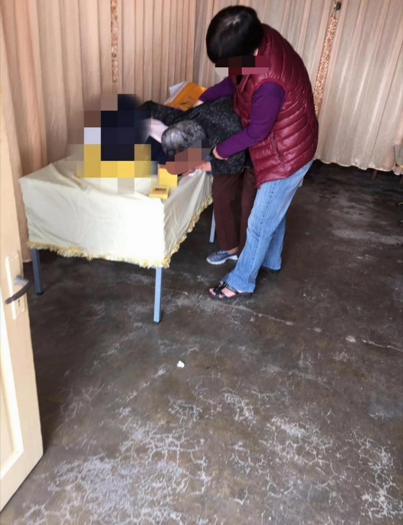 白髮人送黑髮人！98歲老奶奶「緊抱兒子大體」哀嚎「我的心肝兒啊…」送行人都跟著淚崩了！ 
