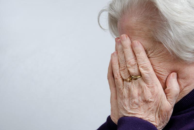 白髮人送黑髮人！98歲老奶奶「緊抱兒子大體」哀嚎「我的心肝兒啊…」送行人都跟著淚崩了！ 