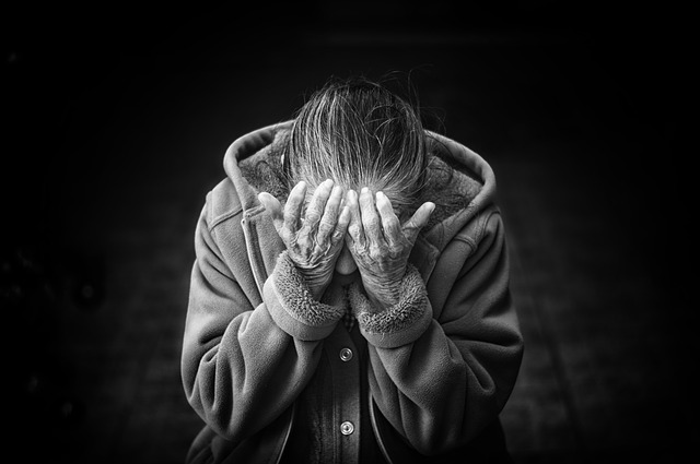 白髮人送黑髮人！98歲老奶奶「緊抱兒子大體」哀嚎「我的心肝兒啊…」送行人都跟著淚崩了！ 