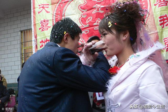兒子倒插門，打電話卻總說餓，俺上門理論，瞥見親家，俺尖叫逃跑