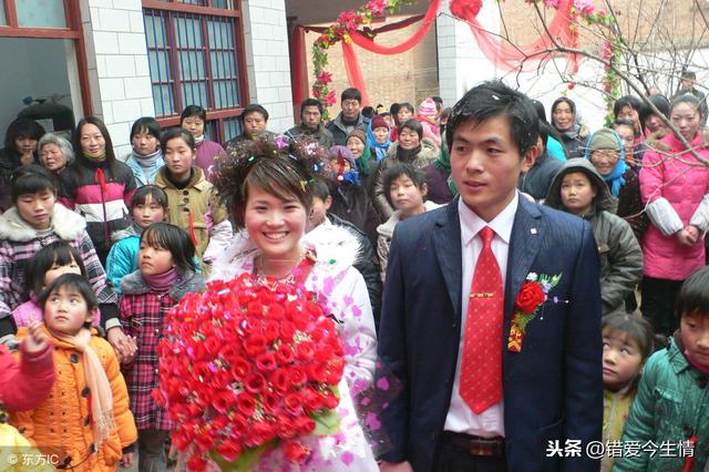 兒子倒插門，打電話卻總說餓，俺上門理論，瞥見親家，俺尖叫逃跑