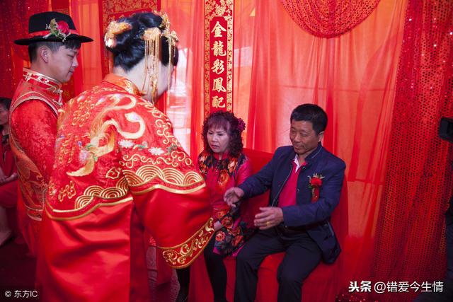 兒子倒插門，打電話卻總說餓，俺上門理論，瞥見親家，俺尖叫逃跑