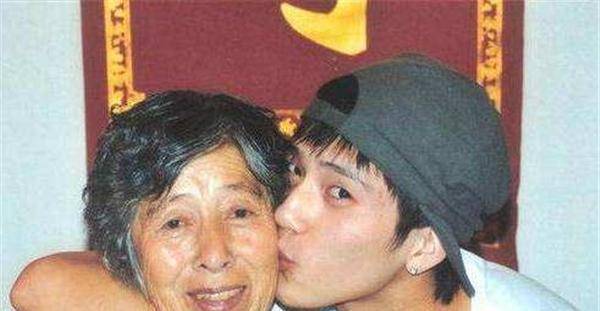 出生28天就被媽媽丟下！ 靠「祖母擺攤」相依為命 今成名送她上億豪宅享福
