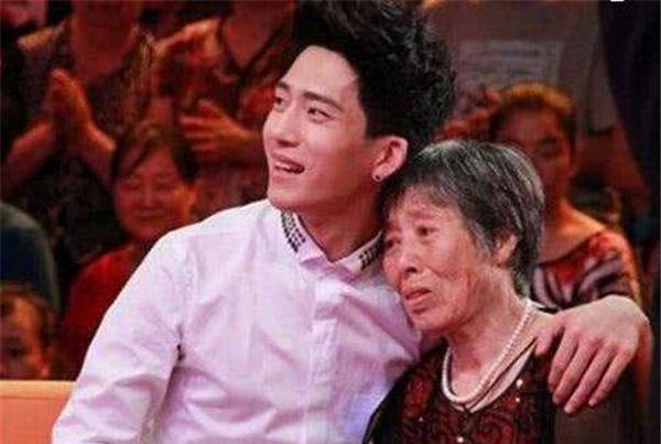 出生28天就被媽媽丟下！ 靠「祖母擺攤」相依為命 今成名送她上億豪宅享福