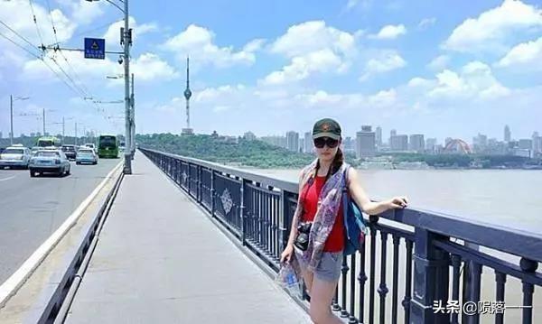 弟弟結婚，我隨禮50000塊！飯桌上弟妹一番話，我決定再送一輛車