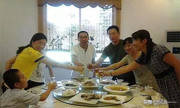 弟弟結婚，我隨禮50000塊！飯桌上弟妹一番話，我決定再送一輛車