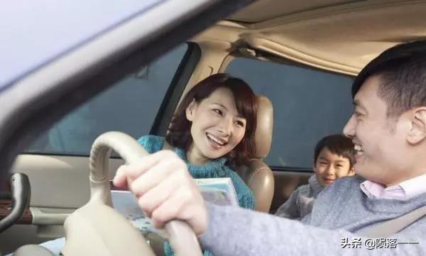 弟弟結婚，我隨禮50000塊！飯桌上弟妹一番話，我決定再送一輛車