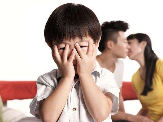 父母經常在孩子面前「秀恩愛」，竟然養出這樣的孩子！現在看到還不晚！