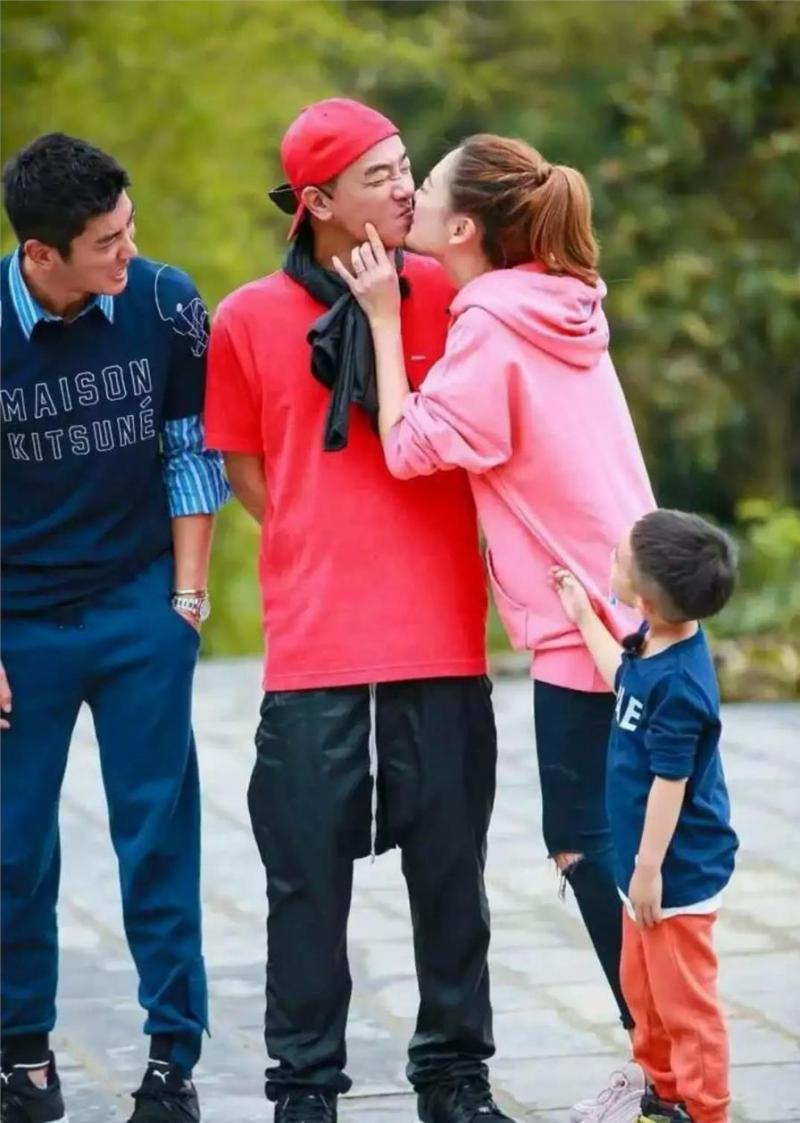 父母經常在孩子面前「秀恩愛」，竟然養出這樣的孩子！現在看到還不晚！