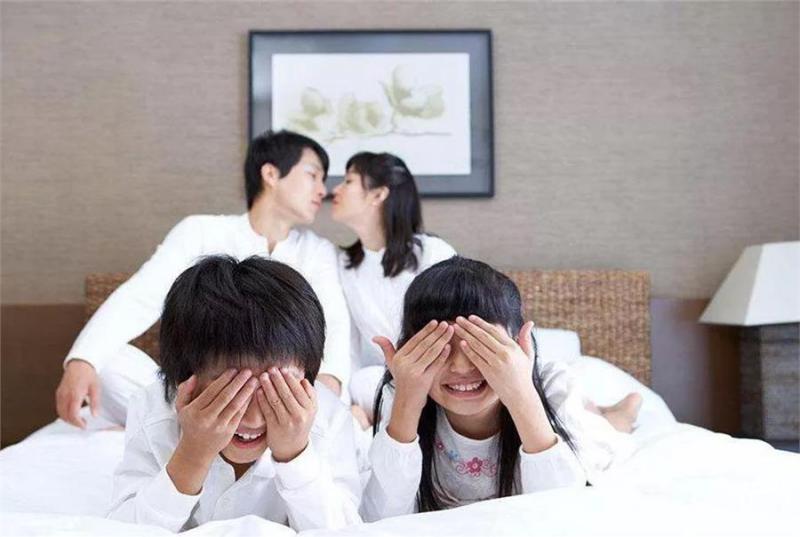 父母經常在孩子面前「秀恩愛」，竟然養出這樣的孩子！現在看到還不晚！