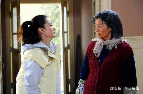 媳婦進門半年，一直不交工資卡，婆婆給她立規矩，媳婦說句話，蒙