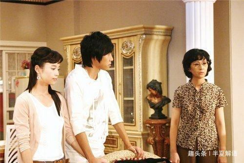 媳婦進門半年，一直不交工資卡，婆婆給她立規矩，媳婦說句話，蒙