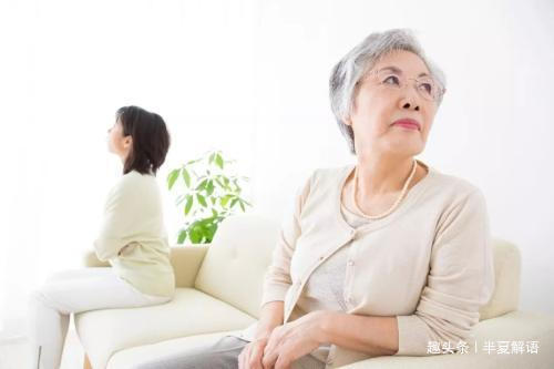 媳婦進門半年，一直不交工資卡，婆婆給她立規矩，媳婦說句話，蒙
