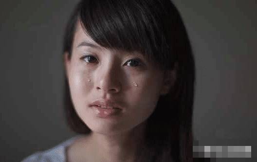 女子收養流浪女，孩子長大後工作年薪40萬，相逢卻不認這位女子