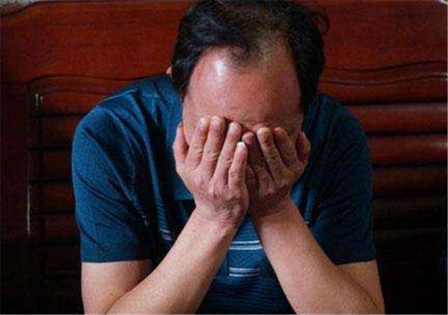 公司聚餐，丈夫嫌妻子沒打扮趕她走，回到家進屋後男子瞠目結舌