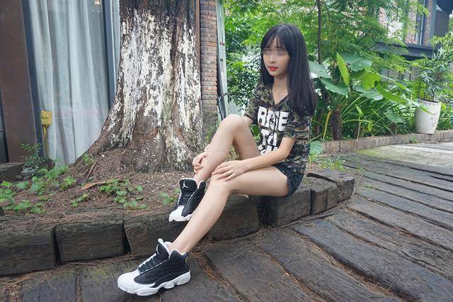 公司聚餐，丈夫嫌妻子沒打扮趕她走，回到家進屋後男子瞠目結舌