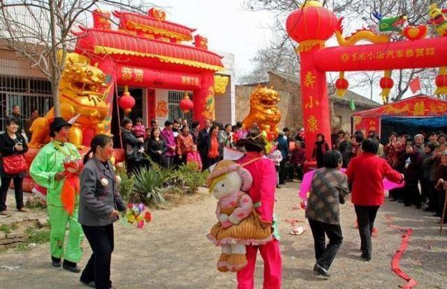公司聚餐，丈夫嫌妻子沒打扮趕她走，回到家進屋後男子瞠目結舌