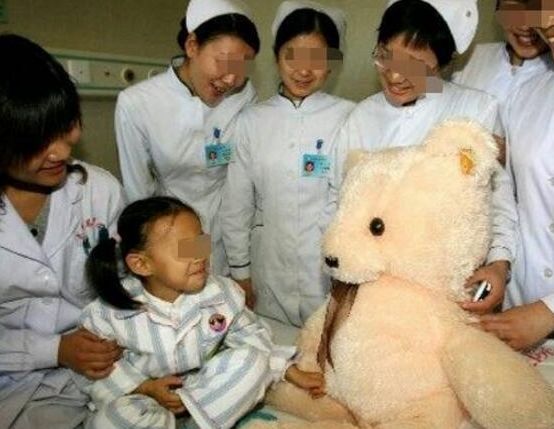 女兒得心臟病「去世」，爸爸不肯承認堅決不放手，3天後發生奇蹟