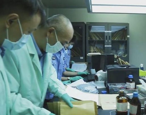 女兒幼時走失，夫妻領養一個兒子，十年後兒子帶女友回家蒙了