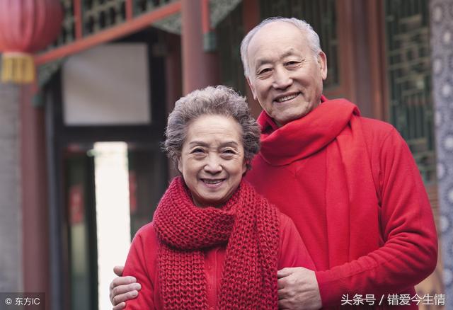 女兒嫁給如意郎君，我陪嫁婚房，開門時看到女兒的臉，我收回房子