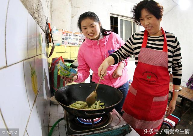我難產住院，婆婆卻不聞不問，滿月宴看到她破手絹，我熱淚盈眶