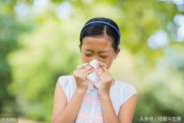 我難產住院，婆婆卻不聞不問，滿月宴看到她破手絹，我熱淚盈眶