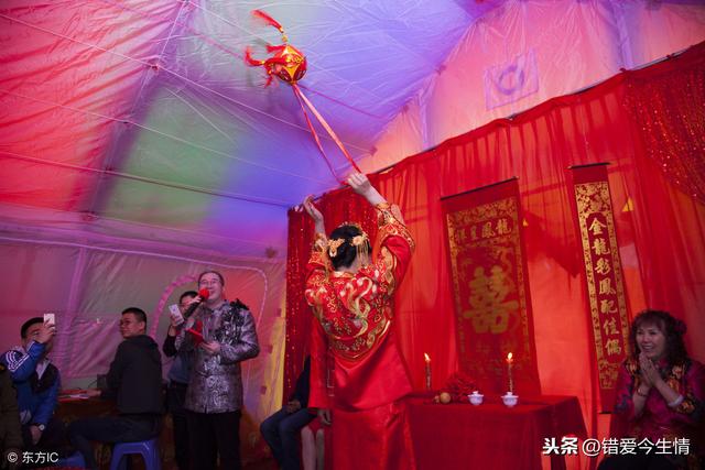 新婚夜發現老婆有疤，懷疑她生過孩子，俺怒趕她走，隔天開門蒙了