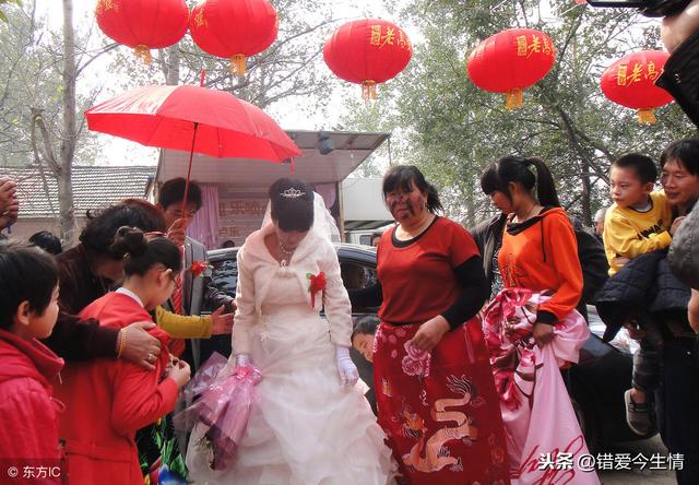 新婚夜發現老婆有疤，懷疑她生過孩子，俺怒趕她走，隔天開門蒙了