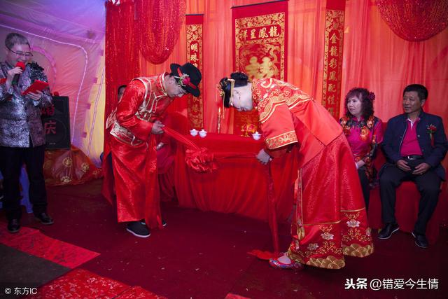 新婚夜發現老婆有疤，懷疑她生過孩子，俺怒趕她走，隔天開門蒙了