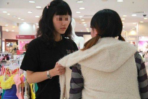 村婦給女兒買衣服，店員冷嘲熱諷，老闆來了開除了店員，她愣住了