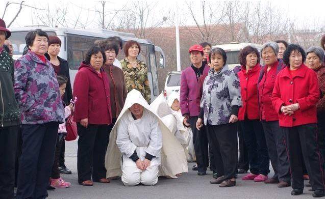 老漢去世，7件壽衣沒穿上，兒子置之不理，侄子給穿上後驚喜來了!