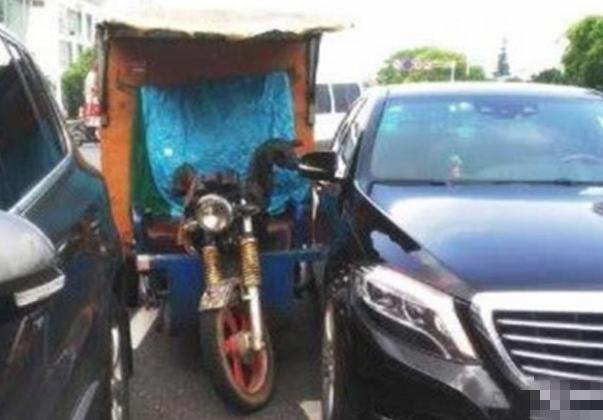 老翁騎三輪撞上賓士，車主只要300元賠償，老翁：你先賠我30萬