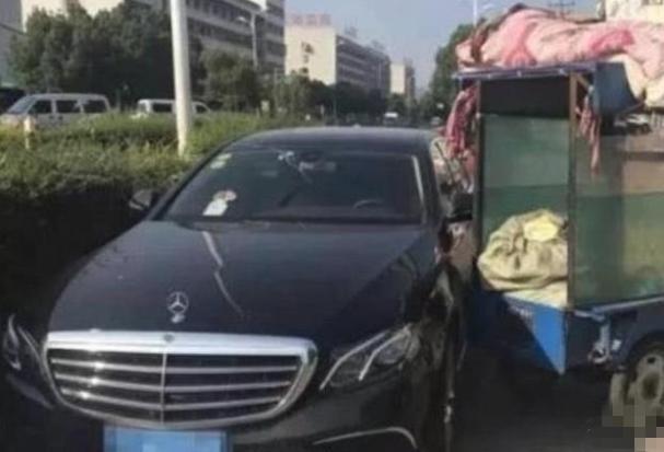 老翁騎三輪撞上賓士，車主只要300元賠償，老翁：你先賠我30萬