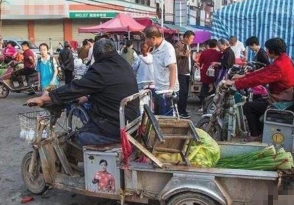 老翁騎三輪撞上賓士，車主只要300元賠償，老翁：你先賠我30萬