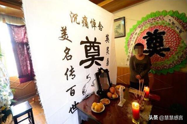母親去世，兒子陪葬一玉鐲，兒媳眼饞，趁換壽衣時偷走，結果悲劇