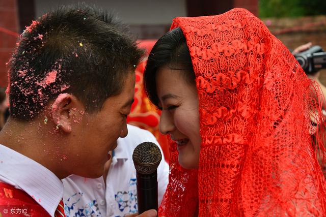 農村男孩結婚，女方張口就要彩禮50萬，媒人幾句話給談到了10萬
