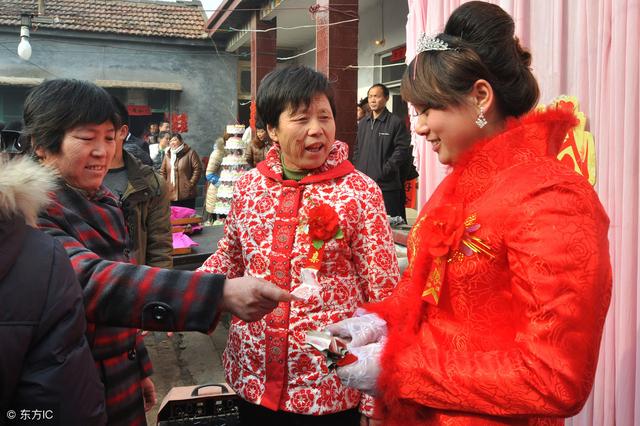 農村男孩結婚，女方張口就要彩禮50萬，媒人幾句話給談到了10萬
