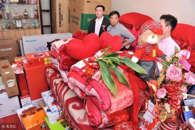 農村男孩結婚，女方張口就要彩禮50萬，媒人幾句話給談到了10萬
